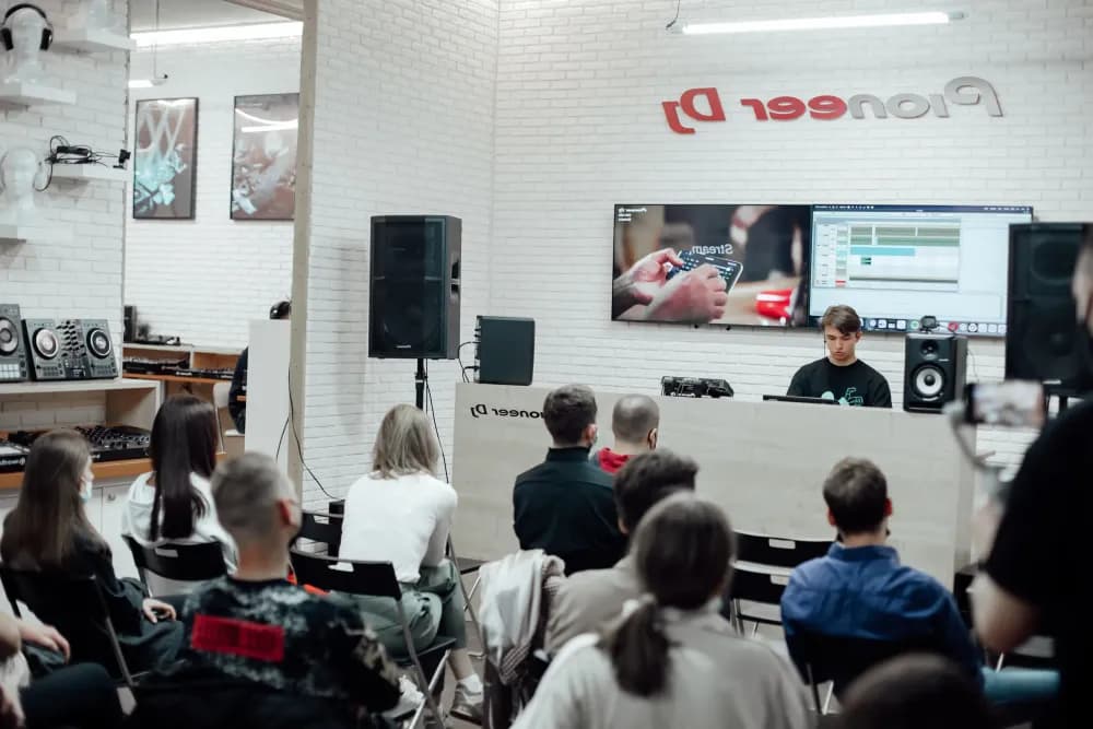 Слайд из фотографий школы Pioneer DJ School