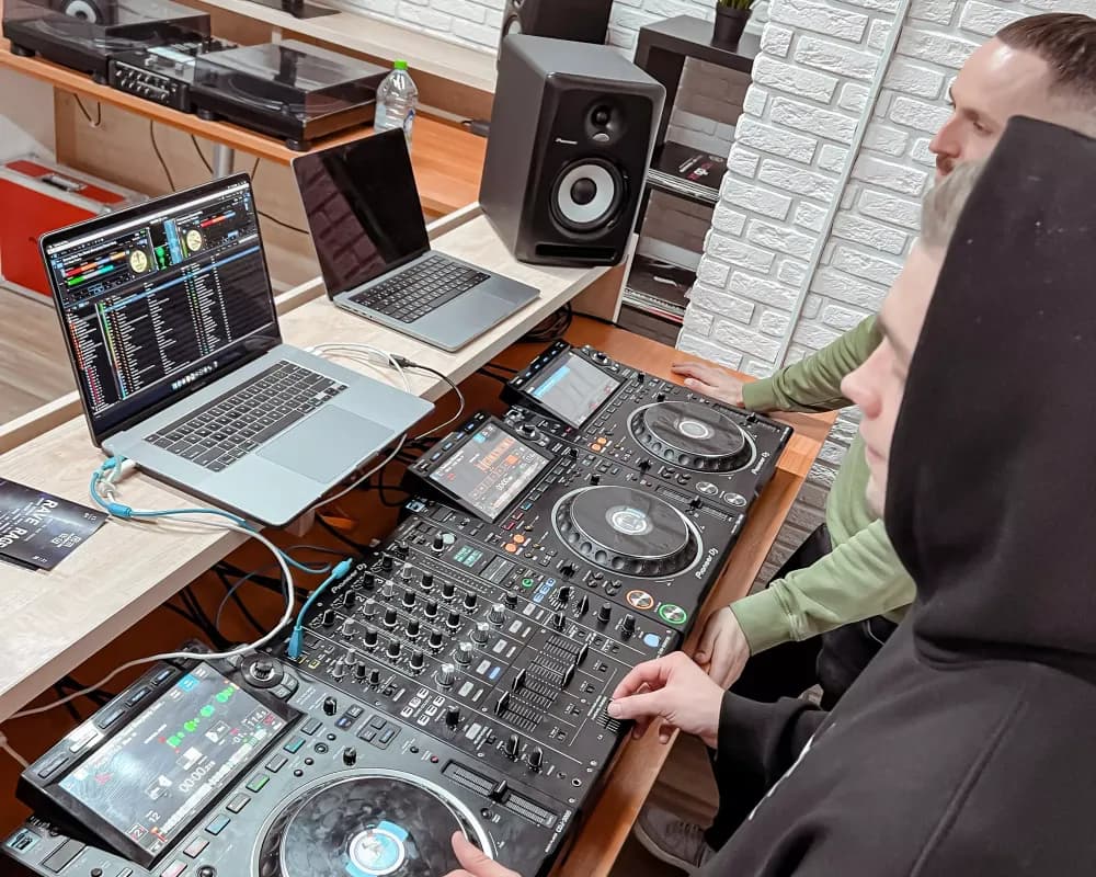 Слайд из фотографий школы Pioneer DJ School