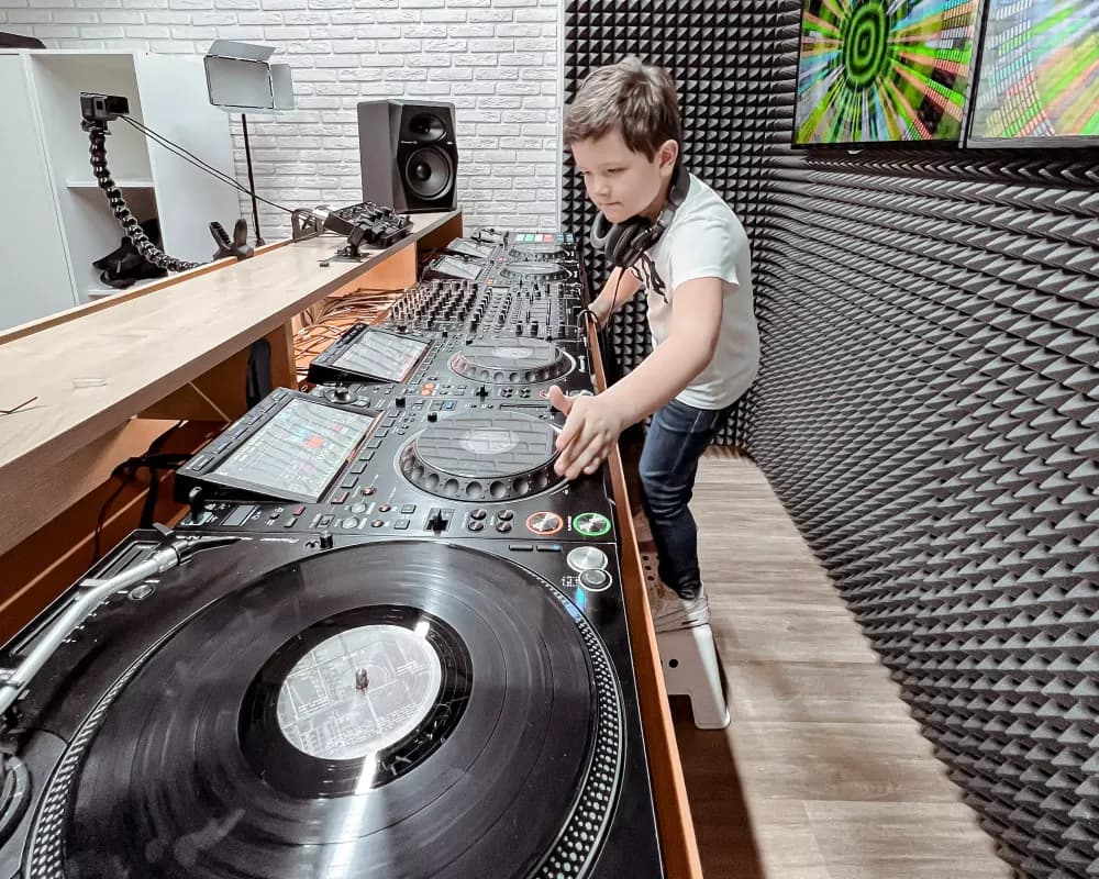 Слайд из фотографий школы Pioneer DJ School