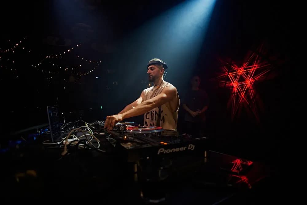 Слайд из фотографий школы Pioneer DJ School