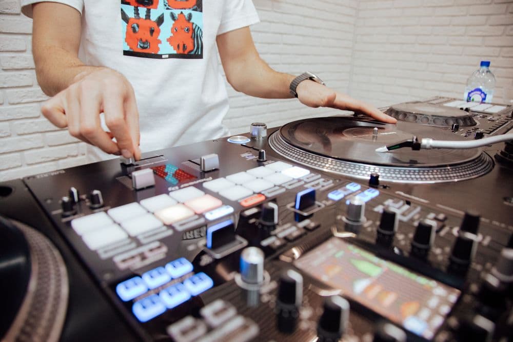 Слайд из фотографий школы Pioneer DJ School