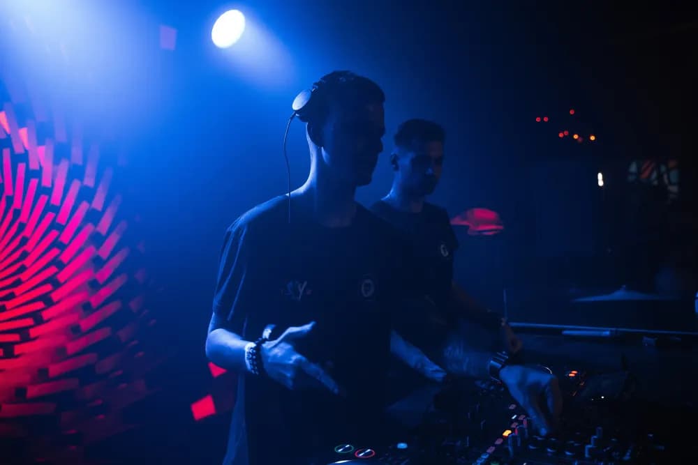 Слайд из фотографий школы Pioneer DJ School