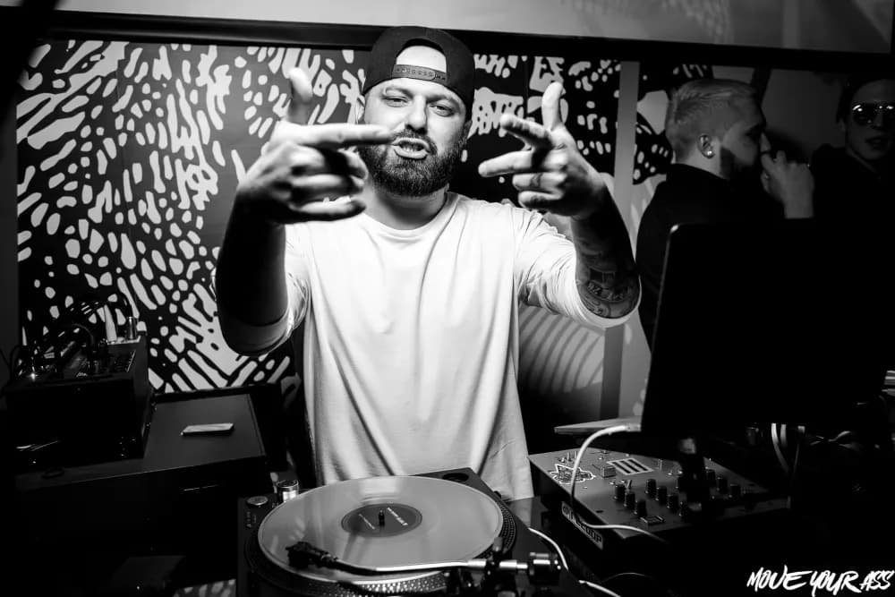 Слайд из фотографий школы Pioneer DJ School